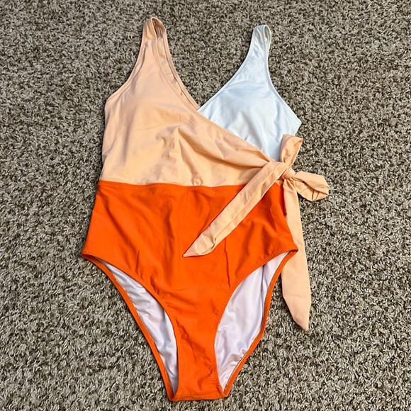 ✨NWT✨ Cupshe Wrap Swimsuit - Picture 2 of 4